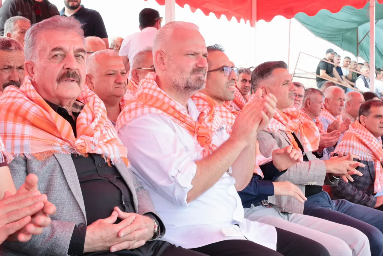 Menemen'de 11. Geleneksel Rahvan At Yarışları şölen havasında yapıldı. 184 rahvan atın piste çıktığı yarışlar, Türkiye'nin dört bir yanından atçılığa gönül verenleri Menemen'de buluşturdu. Alana rahvan at üzerinde vatandaşları selamlayarak gelen Menemen Belediye Başkanı Aydın Pehlivan, “Menemen bir yandan modern projelerle geleceğe yürürken, diğer yandan asırlık gelenekleriyle köklerine bağlı bir kenttir. Gelecek yıl rahvan at yarışlarımızı uluslararası düzeyde yapacağız” dedi.