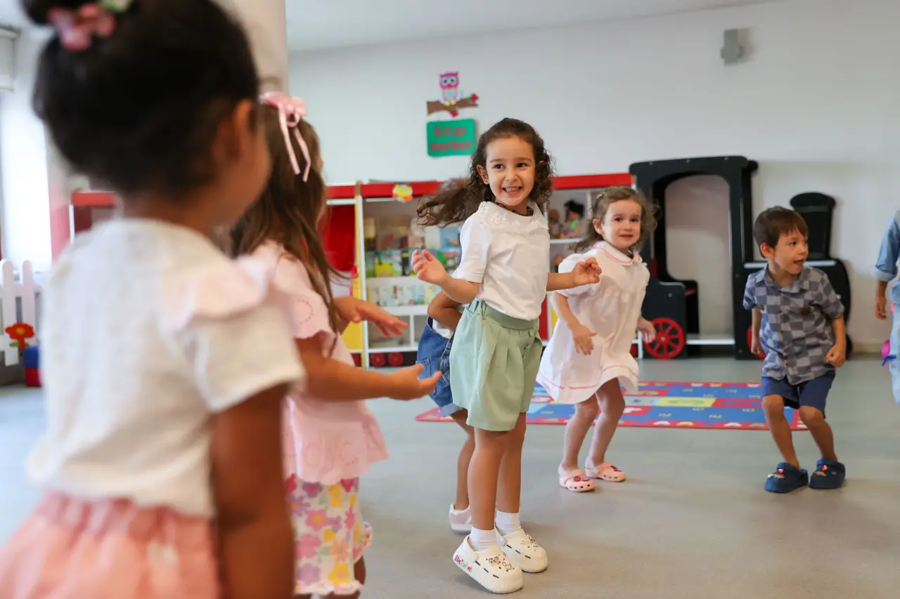 Eğitimde fırsat eşitliği sağlamak için birbiri ardına projeler hayata geçiren Buca Belediyesi’nin 6 farklı noktada ücretsiz olarak hizmet veren Yarı Zamanlı Okul Öncesi Eğitim Merkezleri, eğitim masraflarının her geçen gün arttığı günümüzde ailelerin yüzünü güldürmeyi sürdürüyor.