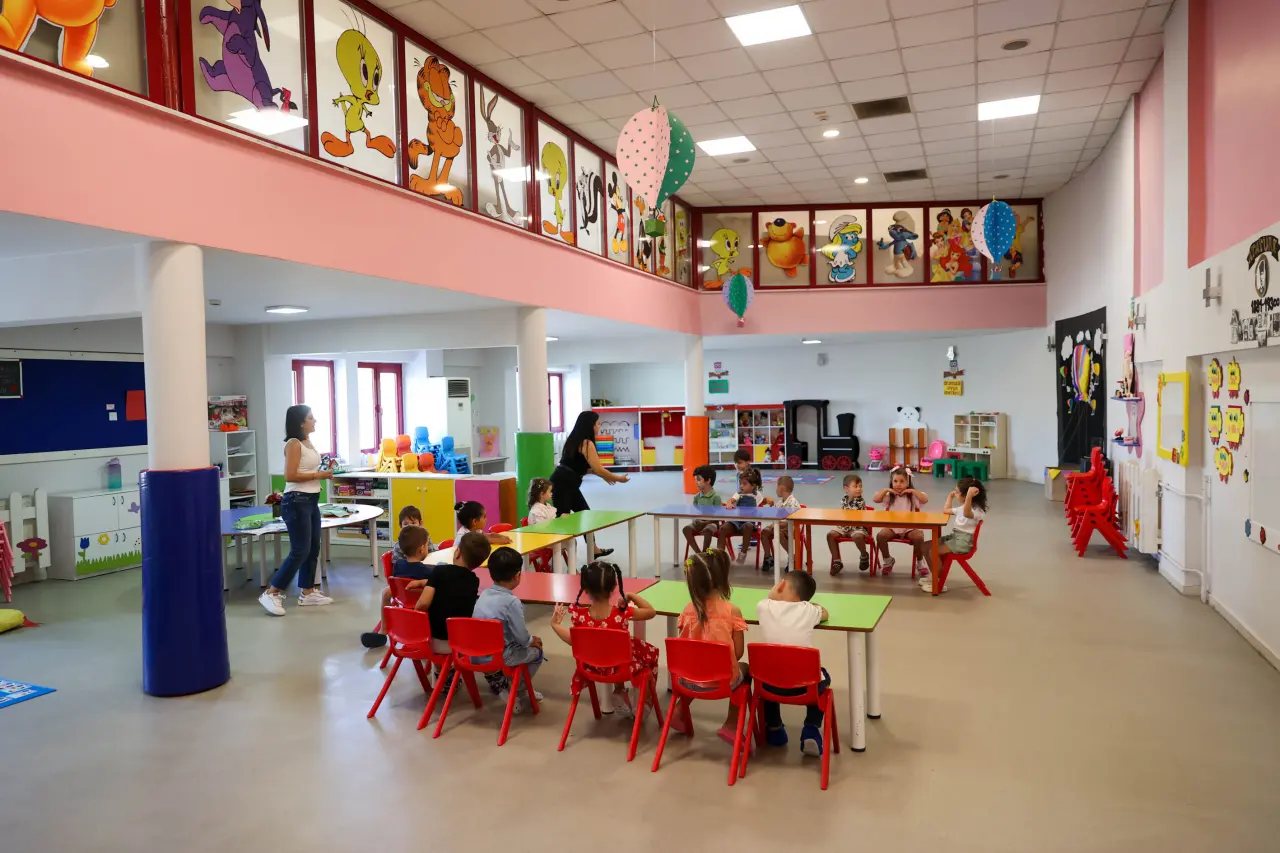 Eğitimde fırsat eşitliği sağlamak için birbiri ardına projeler hayata geçiren Buca Belediyesi’nin 6 farklı noktada ücretsiz olarak hizmet veren Yarı Zamanlı Okul Öncesi Eğitim Merkezleri, eğitim masraflarının her geçen gün arttığı günümüzde ailelerin yüzünü güldürmeyi sürdürüyor.