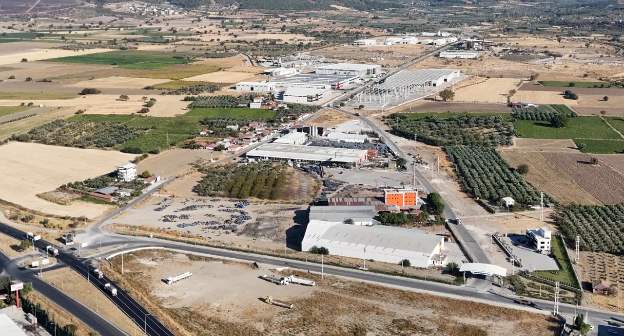 Lojistik avantajları ve tarıma dayalı sanayi yatırımlarına uygunluğu ile son dönemde yeni yatırımların gözdesi haline gelen Kınık OSB, teknopark yatırımında da gözde bölgelerden biri oldu. Dumlupınar Üniversitesi Sosyal Bilimler Dergisi’nde yayımlanan akademik bir araştırmada Kınık OSB, Ar-Ge ve ihracat gücüyle Teknopark kurulumu için en uygun bölgelerden biri olarak seçildi.