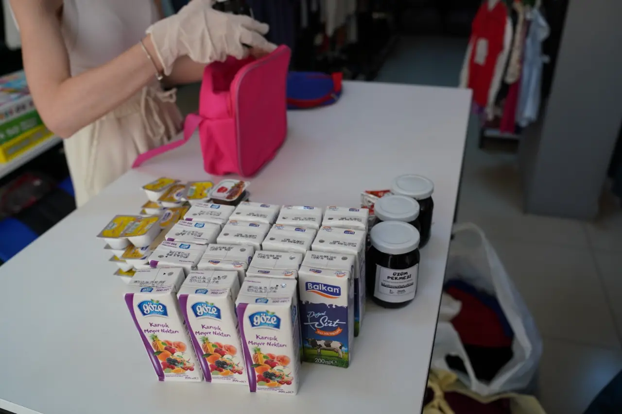 Seferihisar Belediyesi, çocukların sağlıklı beslenmesine katkı sağlamak amacıyla "Beslenme Çantası" projesi başlattı. Bu uygulama ile ailelere destek sunarak, çocukların dengeli ve yeterli gıda alımını teşvik edecek.