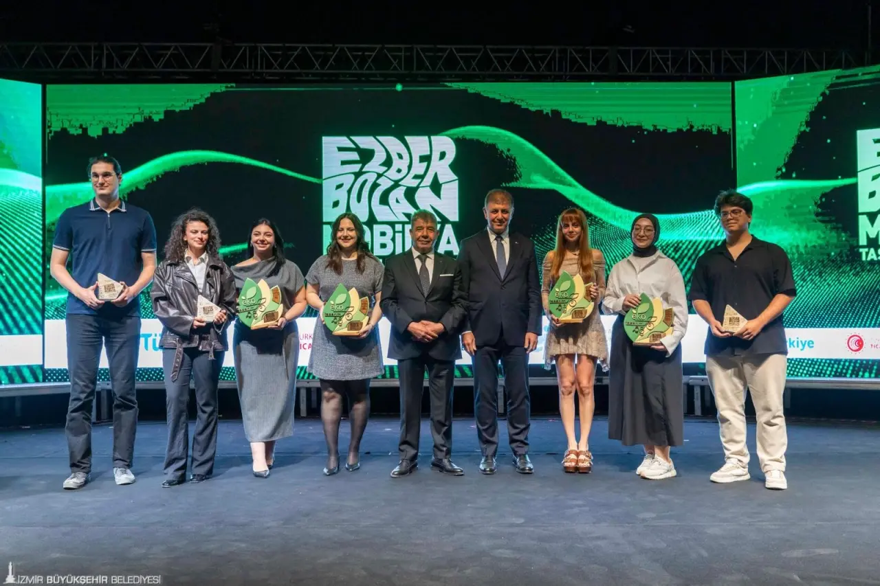 Bu yıl eko-tasarım temasıyla beşinci kez düzenlenen Ezber Bozan Mobilya Tasarım Yarışması’nın ödül töreninde konuşan İzmir Büyükşehir Belediye Başkanı Dr. Cemil Tugay, tasarım ve pazarlama alanında sektörü daha iyi boyuta taşıyacak çalışmalara katkı vermeye hazır olduklarını belirterek, “Her projenize, fikrinize, yatırım çabanıza kapımız her zaman açık” dedi.
