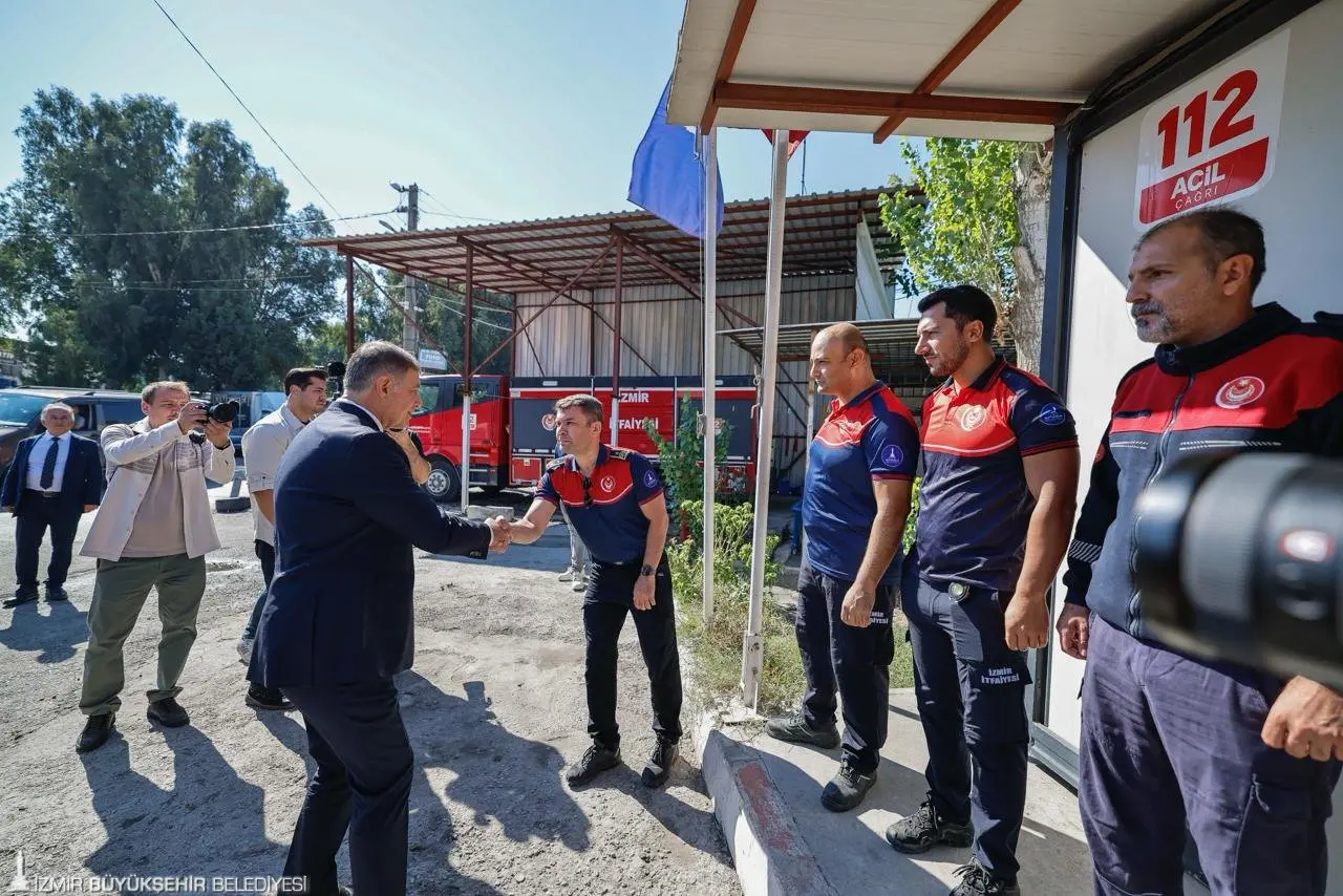 İzmir Büyükşehir Belediye Başkanı Dr. Cemil Tugay, 400 dönümlük arazi üzerine kurulu 6. Sanayi Sitesi esnafıyla bir araya geldi. Toplantıda esnafın taleplerini ve sorunlarını dinleyen Başkan Tugay, sanayi sitesinin altyapısından üstyapısına köklü bir değişiklik yapmak istediklerini ifade etti. İzmir’in sorunlarının planlı bir şekilde çözülmesi için çalıştıklarını söyleyen Başkan Tugay, “Bizler İzmir’i çok seven insanlarız. Misafir gibi gelip gitmiş olma gibi bir düşüncemiz yok” dedi.