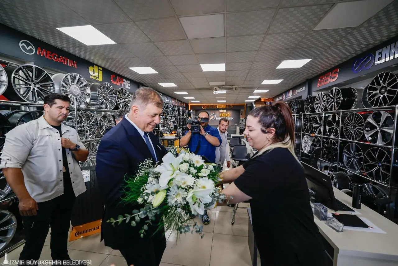 İzmir Büyükşehir Belediye Başkanı Dr. Cemil Tugay, 400 dönümlük arazi üzerine kurulu 6. Sanayi Sitesi esnafıyla bir araya geldi. Toplantıda esnafın taleplerini ve sorunlarını dinleyen Başkan Tugay, sanayi sitesinin altyapısından üstyapısına köklü bir değişiklik yapmak istediklerini ifade etti. İzmir’in sorunlarının planlı bir şekilde çözülmesi için çalıştıklarını söyleyen Başkan Tugay, “Bizler İzmir’i çok seven insanlarız. Misafir gibi gelip gitmiş olma gibi bir düşüncemiz yok” dedi.