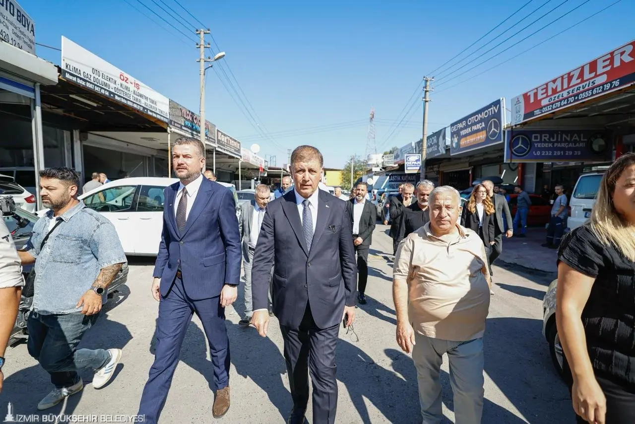 İzmir Büyükşehir Belediye Başkanı Dr. Cemil Tugay, 400 dönümlük arazi üzerine kurulu 6. Sanayi Sitesi esnafıyla bir araya geldi. Toplantıda esnafın taleplerini ve sorunlarını dinleyen Başkan Tugay, sanayi sitesinin altyapısından üstyapısına köklü bir değişiklik yapmak istediklerini ifade etti. İzmir’in sorunlarının planlı bir şekilde çözülmesi için çalıştıklarını söyleyen Başkan Tugay, “Bizler İzmir’i çok seven insanlarız. Misafir gibi gelip gitmiş olma gibi bir düşüncemiz yok” dedi.