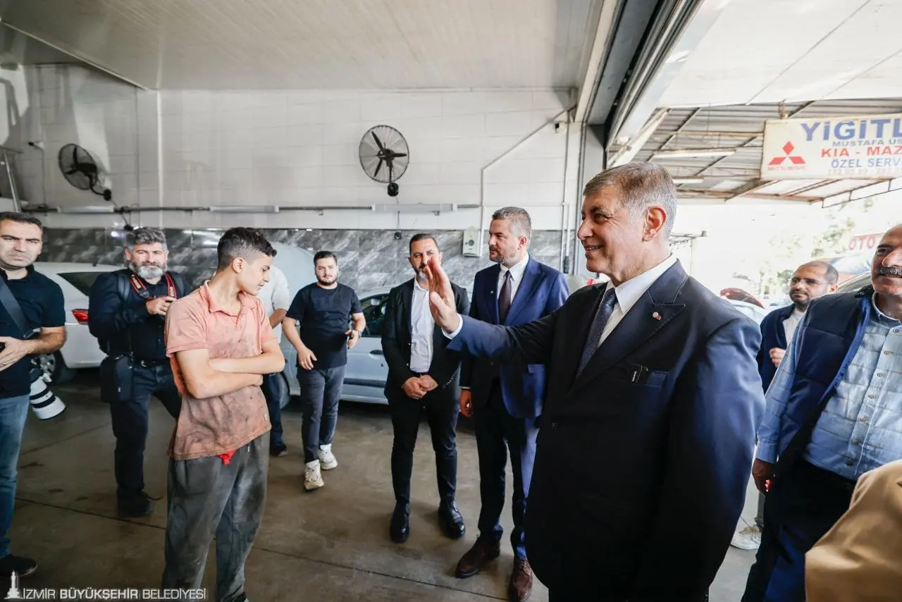 İzmir Büyükşehir Belediye Başkanı Dr. Cemil Tugay, 400 dönümlük arazi üzerine kurulu 6. Sanayi Sitesi esnafıyla bir araya geldi. Toplantıda esnafın taleplerini ve sorunlarını dinleyen Başkan Tugay, sanayi sitesinin altyapısından üstyapısına köklü bir değişiklik yapmak istediklerini ifade etti. İzmir’in sorunlarının planlı bir şekilde çözülmesi için çalıştıklarını söyleyen Başkan Tugay, “Bizler İzmir’i çok seven insanlarız. Misafir gibi gelip gitmiş olma gibi bir düşüncemiz yok” dedi.
