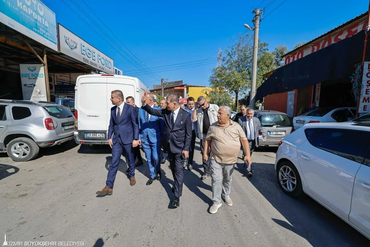 İzmir Büyükşehir Belediye Başkanı Dr. Cemil Tugay, 400 dönümlük arazi üzerine kurulu 6. Sanayi Sitesi esnafıyla bir araya geldi. Toplantıda esnafın taleplerini ve sorunlarını dinleyen Başkan Tugay, sanayi sitesinin altyapısından üstyapısına köklü bir değişiklik yapmak istediklerini ifade etti. İzmir’in sorunlarının planlı bir şekilde çözülmesi için çalıştıklarını söyleyen Başkan Tugay, “Bizler İzmir’i çok seven insanlarız. Misafir gibi gelip gitmiş olma gibi bir düşüncemiz yok” dedi.