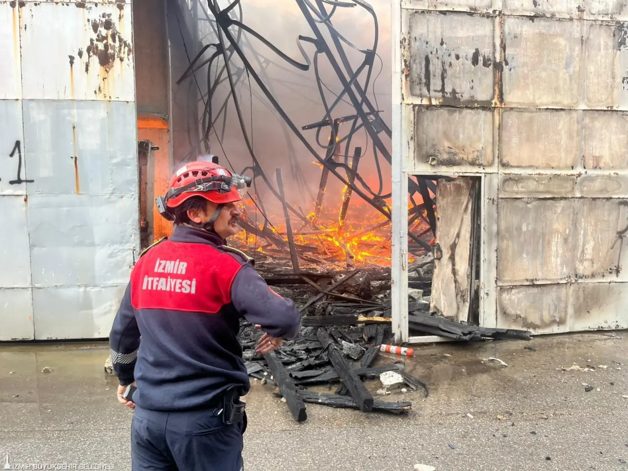 İzmir’in Bornova ilçesinde bir depoda çıkan yangın, İzmir Büyükşehir Belediyesi İtfaiyesi ekiplerinin hızlı müdahalesiyle çevredeki ev ve iş yerlerine sıçramadan kontrol altına alındı. Ekiplerin bölgedeki soğutma çalışmaları sürüyor.