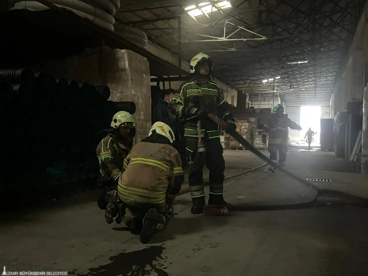 İzmir’in Bornova ilçesinde bir depoda çıkan yangın, İzmir Büyükşehir Belediyesi İtfaiyesi ekiplerinin hızlı müdahalesiyle çevredeki ev ve iş yerlerine sıçramadan kontrol altına alındı. Ekiplerin bölgedeki soğutma çalışmaları sürüyor.