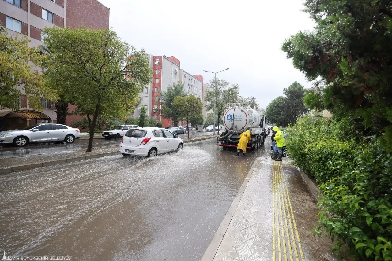 İzmir Büyükşehir Belediyesi İZSU Genel Müdürlüğü ekipleri sabah erken saatlerden itibaren etkili olan yağış nedeniyle teyakkuza geçti. Öncelikli olarak olumsuzluk yaşanabilecek bölgelerde tedbirlerini alan ekipler, sorun yaşanabilecek bölgelere de anında müdahale ederek; yaşamın olumsuz etkilenmemesi için aralıksız görev yapıyor.