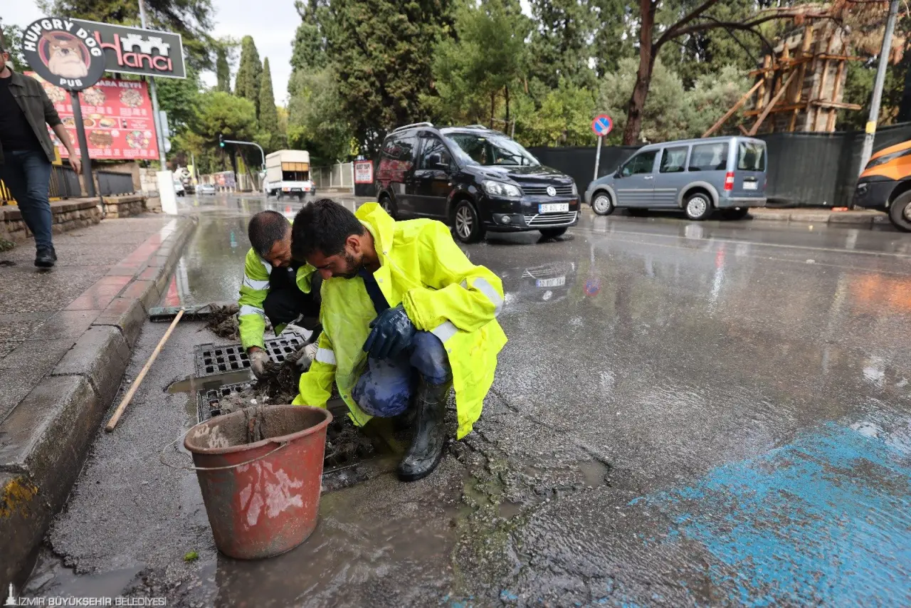 İzmir Büyükşehir Belediyesi İZSU Genel Müdürlüğü ekipleri sabah erken saatlerden itibaren etkili olan yağış nedeniyle teyakkuza geçti. Öncelikli olarak olumsuzluk yaşanabilecek bölgelerde tedbirlerini alan ekipler, sorun yaşanabilecek bölgelere de anında müdahale ederek; yaşamın olumsuz etkilenmemesi için aralıksız görev yapıyor.