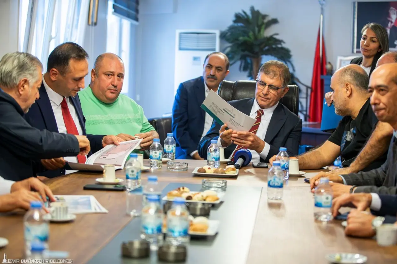 İzmir Büyükşehir Belediye Başkanı Dr. Cemil Tugay, Bornova Belediye Başkanı Ömer Eşki ile ayakkabı üretiminde Türkiye’nin sayılı merkezlerinden biri olan Işıkkent Ayakkabıcılar Sitesi'ni ziyaret etti. Başkan Tugay, ayakkabıcı esnafının sorunlarını ve taleplerini dinleyerek, hayata geçirecekleri çalışmalar hakkında bilgi verdi.