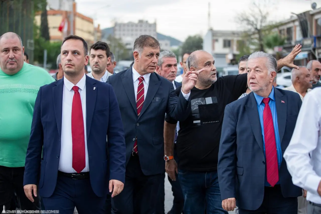 İzmir Büyükşehir Belediye Başkanı Dr. Cemil Tugay, Bornova Belediye Başkanı Ömer Eşki ile ayakkabı üretiminde Türkiye’nin sayılı merkezlerinden biri olan Işıkkent Ayakkabıcılar Sitesi'ni ziyaret etti. Başkan Tugay, ayakkabıcı esnafının sorunlarını ve taleplerini dinleyerek, hayata geçirecekleri çalışmalar hakkında bilgi verdi.