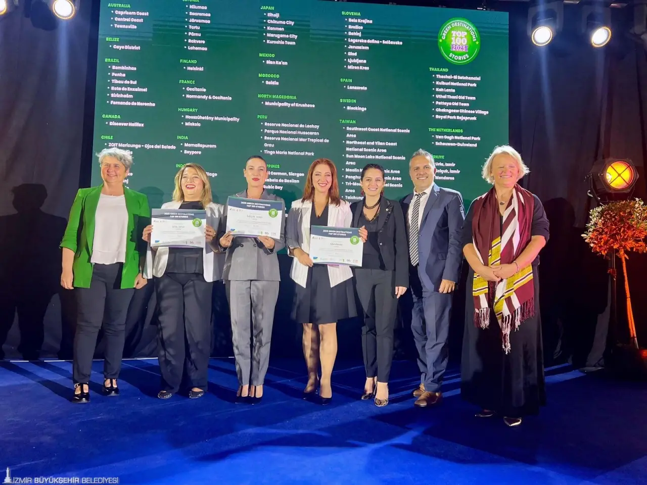 İzmir Büyükşehir Belediyesi, sürdürülebilir turizm vizyonuyla uluslararası arenada kentin adını duyurmaya devam ediyor. İzmir Büyükşehir Belediyesi’nin Selçuk, Urla, Menderes belediyeleri ve paydaşlarla yaptığı çalışmalar sonucunda 2024 Yeşil Destinasyonlar En İyi 100 Hikaye (Green Destinations Top 100 Stories) yarışmasında 3 destinasyon ile ödül kazanıldı. Efes Tarlası Yaşam Köyü, Gastro Farm Urla Festivaller Birliği ve Güm-Öz Turuncu Eller Tarımsal Kalkınma Kooperatifi’nin kazandığı ödüller, Green Destinasyon Konferansı kapsamında gerçekleştirilen törende sahiplerine verildi.