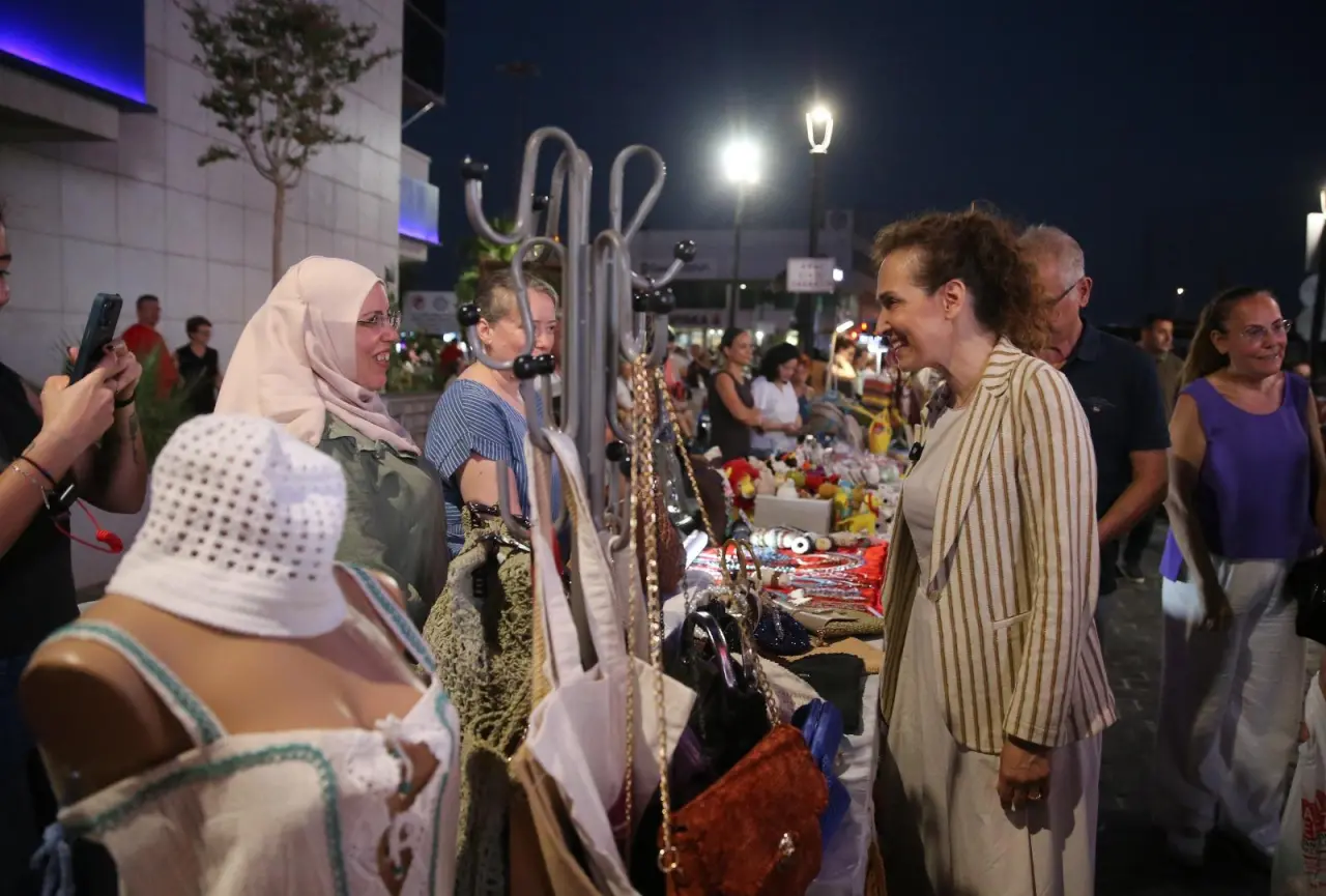 Karşıyaka Belediyesi tarafından yaz boyunca her hafta Karşıyaka Çarşısı’nda düzenlenen El Emeği Gece Pazarı sezon finalini yaptı. Dört ay süren organizasyonda yaklaşık 200 kadın üretici el emeklerini kazanca dönüştürme fırsatı buldu. Belediye Başkanı Yıldız Ünsal, “Kadın emeğini görünür kılmak ve üretici kadınlara daha fazla imkan yaratmak için çalışmaya devam edeceğiz” dedi.