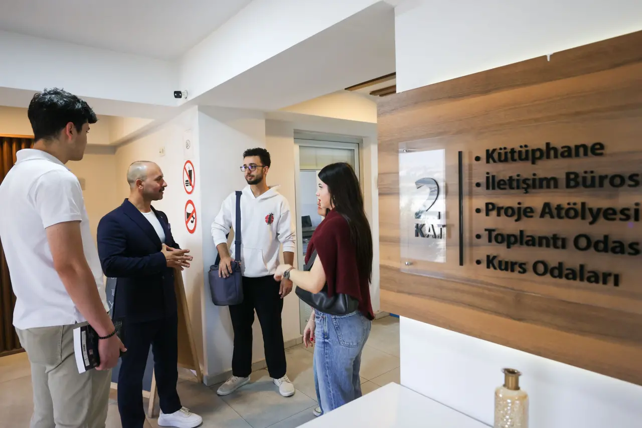Buca Belediyesi, Tarık Akan ve Işılay Saygın Gençlik Merkezleri ile üniversite öğrencilerinin A’dan Z’ye tüm ihtiyaçlarında yanlarında olmayı sürdürüyor. Buca Belediye Başkanı Mimar Görkem Duman, “Üniversite kenti Buca’mızda genç arkadaşlarımıza en iyi şekilde ev sahipliği yapmak için özenle hizmet üretiyoruz” dedi.