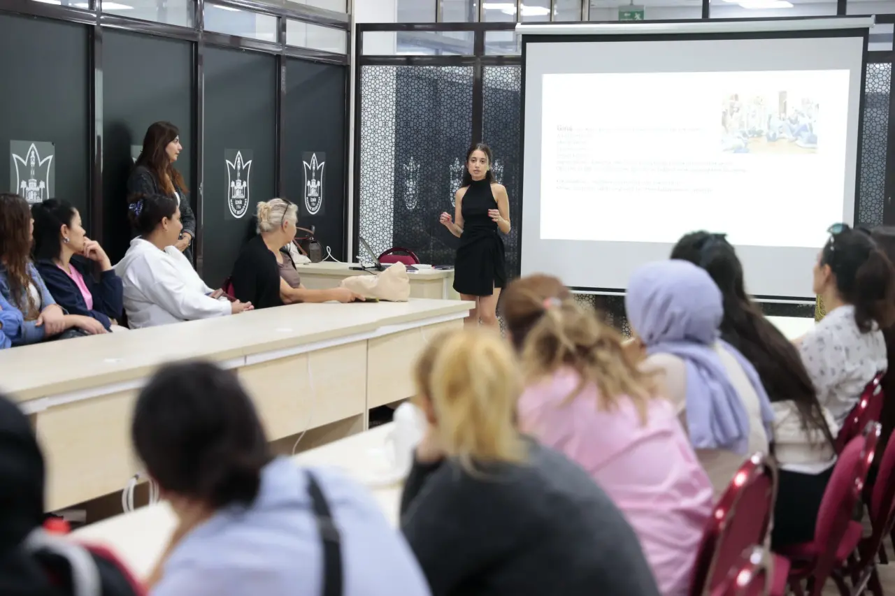Konak Belediyesi’nin sosyal belediyeciliği üst seviyeye taşıyan Mutlu Çocuklar Oyun Evleri’ne devam eden 3-5 yaş grubu çocukların anneleri, ‘Yaygın Çocuk Hastalıkları’ seminerinde uzman hekim eşliğinde eğitim aldı.