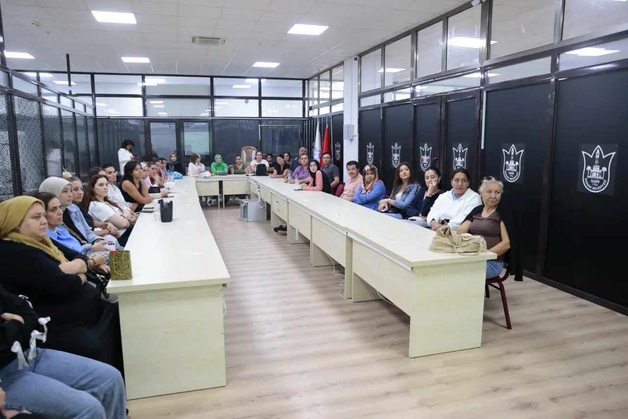 Konak Belediyesi’nin sosyal belediyeciliği üst seviyeye taşıyan Mutlu Çocuklar Oyun Evleri’ne devam eden 3-5 yaş grubu çocukların anneleri, ‘Yaygın Çocuk Hastalıkları’ seminerinde uzman hekim eşliğinde eğitim aldı.