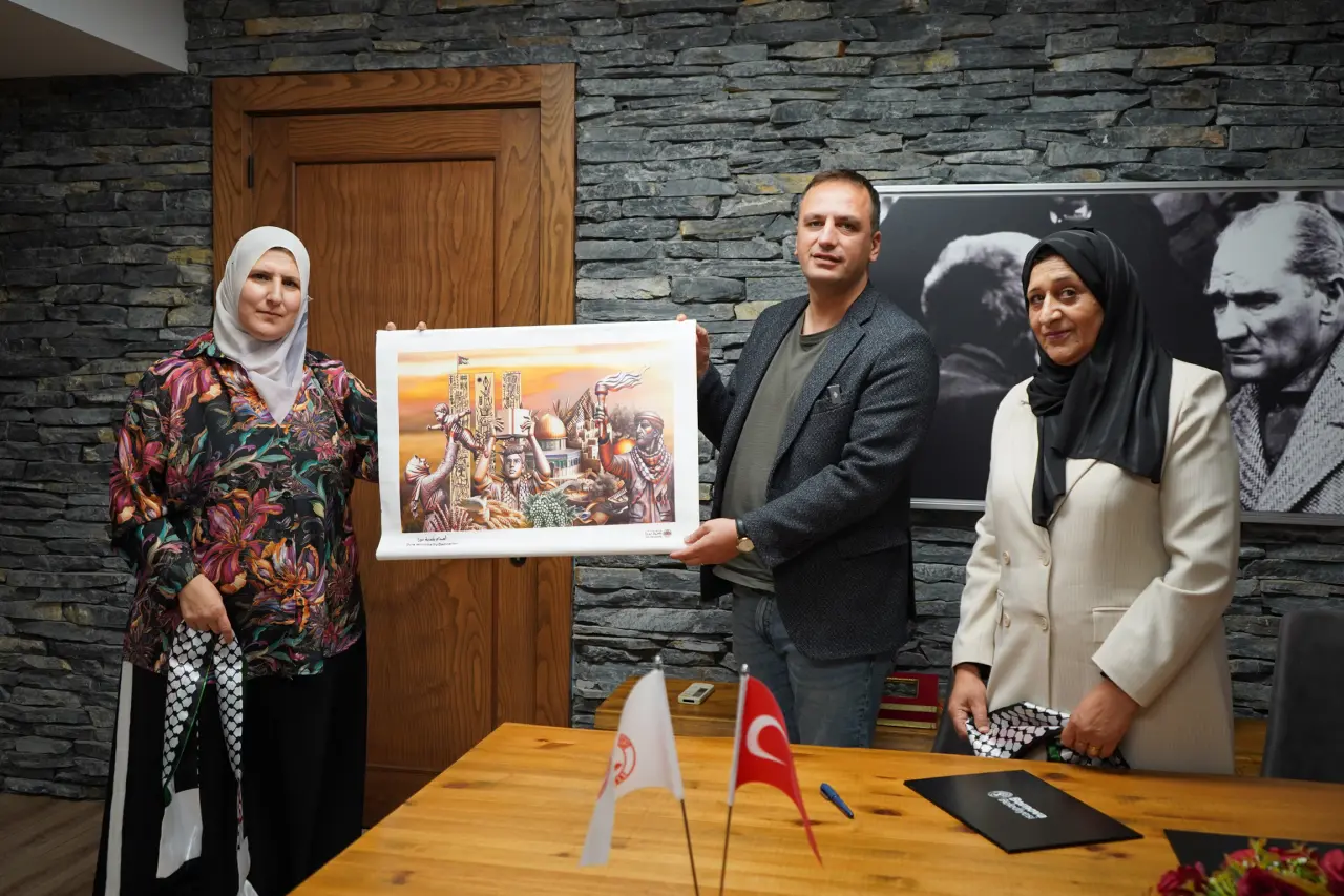 Filistin’in Dura Belediyesi Meclis Üyeleri Bornova Belediyesi’ni ziyaret ederek iki kent arasında kardeş şehir ilişkisi kurulması için niyet mektubu imzaladı. Ziyarette dostluk ve dayanışma mesajları verilirken, Başkan Ömer Eşki Filistin’de yaşanan zulme dikkat çekip “Zulüm varsa çıkarların önemi olmamalı” dedi. Karşılıklı hediyelerin takdim edildiği buluşma, iki belediye arasında yakın iş birliği kararlılığıyla sona erdi.