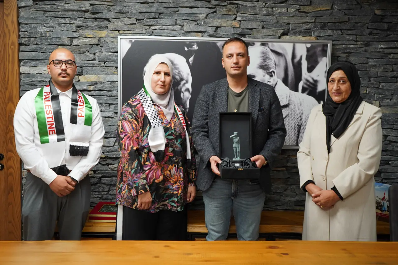 Filistin’in Dura Belediyesi Meclis Üyeleri Bornova Belediyesi’ni ziyaret ederek iki kent arasında kardeş şehir ilişkisi kurulması için niyet mektubu imzaladı. Ziyarette dostluk ve dayanışma mesajları verilirken, Başkan Ömer Eşki Filistin’de yaşanan zulme dikkat çekip “Zulüm varsa çıkarların önemi olmamalı” dedi. Karşılıklı hediyelerin takdim edildiği buluşma, iki belediye arasında yakın iş birliği kararlılığıyla sona erdi.