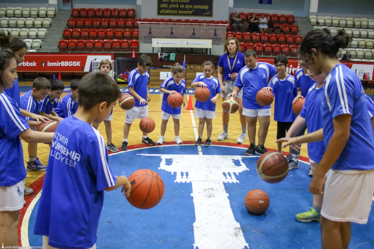 İzmir Büyükşehir Belediyesi Kış Spor Okulları için kayıtlar devam ediyor. Mevcut kursiyerlerin kayıtları 6-14 Ekim, ilk kez katılacakların ise 15-19 Ekim tarihleri arasında yapılacak.