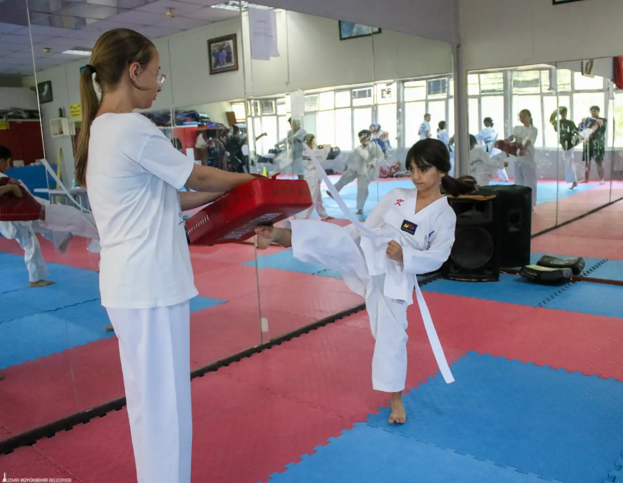 İzmir Büyükşehir Belediyesi Kış Spor Okulları için kayıtlar devam ediyor. Mevcut kursiyerlerin kayıtları 6-14 Ekim, ilk kez katılacakların ise 15-19 Ekim tarihleri arasında yapılacak.