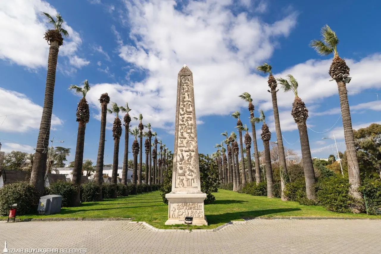 İzmir’in en önemli değerleri arasındaki Kültürpark, İzmir Büyükşehir Belediyesi’nin başvurusuyla dünya üzerindeki en iyi 2 bin park arasına girerek Yeşil Bayrak Ödülü’nü kazandı. Kültürpark’tan fazlasıyla etkilendiklerini ifade eden İngiltere merkezli Green Flag Award jürisi, ödülü İzmir Büyükşehir Belediye Başkanı Dr. Cemil Tugay’a takdim etti. İzmir’in tarihine ve mirasına sahip çıkmada kararlı olduklarını söyleyen Başkan Tugay, “Gururluyuz, mutluyuz” dedi.