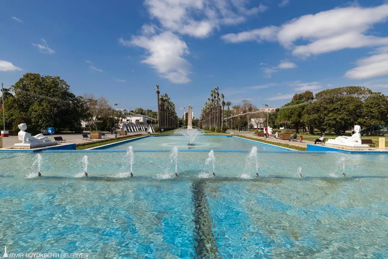 İzmir’in en önemli değerleri arasındaki Kültürpark, İzmir Büyükşehir Belediyesi’nin başvurusuyla dünya üzerindeki en iyi 2 bin park arasına girerek Yeşil Bayrak Ödülü’nü kazandı. Kültürpark’tan fazlasıyla etkilendiklerini ifade eden İngiltere merkezli Green Flag Award jürisi, ödülü İzmir Büyükşehir Belediye Başkanı Dr. Cemil Tugay’a takdim etti. İzmir’in tarihine ve mirasına sahip çıkmada kararlı olduklarını söyleyen Başkan Tugay, “Gururluyuz, mutluyuz” dedi.