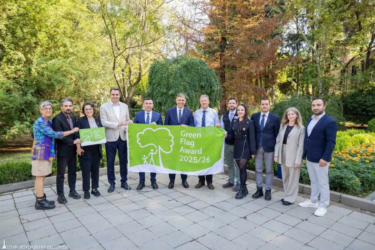 İzmir’in en önemli değerleri arasındaki Kültürpark, İzmir Büyükşehir Belediyesi’nin başvurusuyla dünya üzerindeki en iyi 2 bin park arasına girerek Yeşil Bayrak Ödülü’nü kazandı. Kültürpark’tan fazlasıyla etkilendiklerini ifade eden İngiltere merkezli Green Flag Award jürisi, ödülü İzmir Büyükşehir Belediye Başkanı Dr. Cemil Tugay’a takdim etti. İzmir’in tarihine ve mirasına sahip çıkmada kararlı olduklarını söyleyen Başkan Tugay, “Gururluyuz, mutluyuz” dedi.