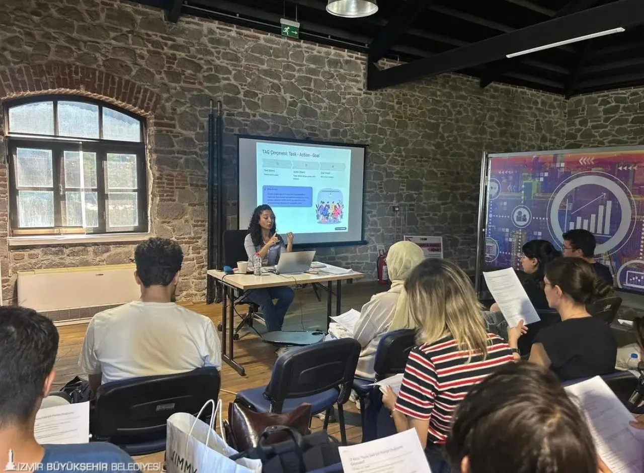 İzmir Büyükşehir Belediyesi, gençleri yapay zekânın dünyasıyla tanıştırıyor. Meslek Fabrikası'nda düzenlenen “Yapay Zekâ 101: Temel Kavramlardan Gelecek Trendlere” başlıklı eğitimle gençler, yapay zekânın temel kavramlarını, güncel uygulamalarını ve etik boyutlarını keşfetti.