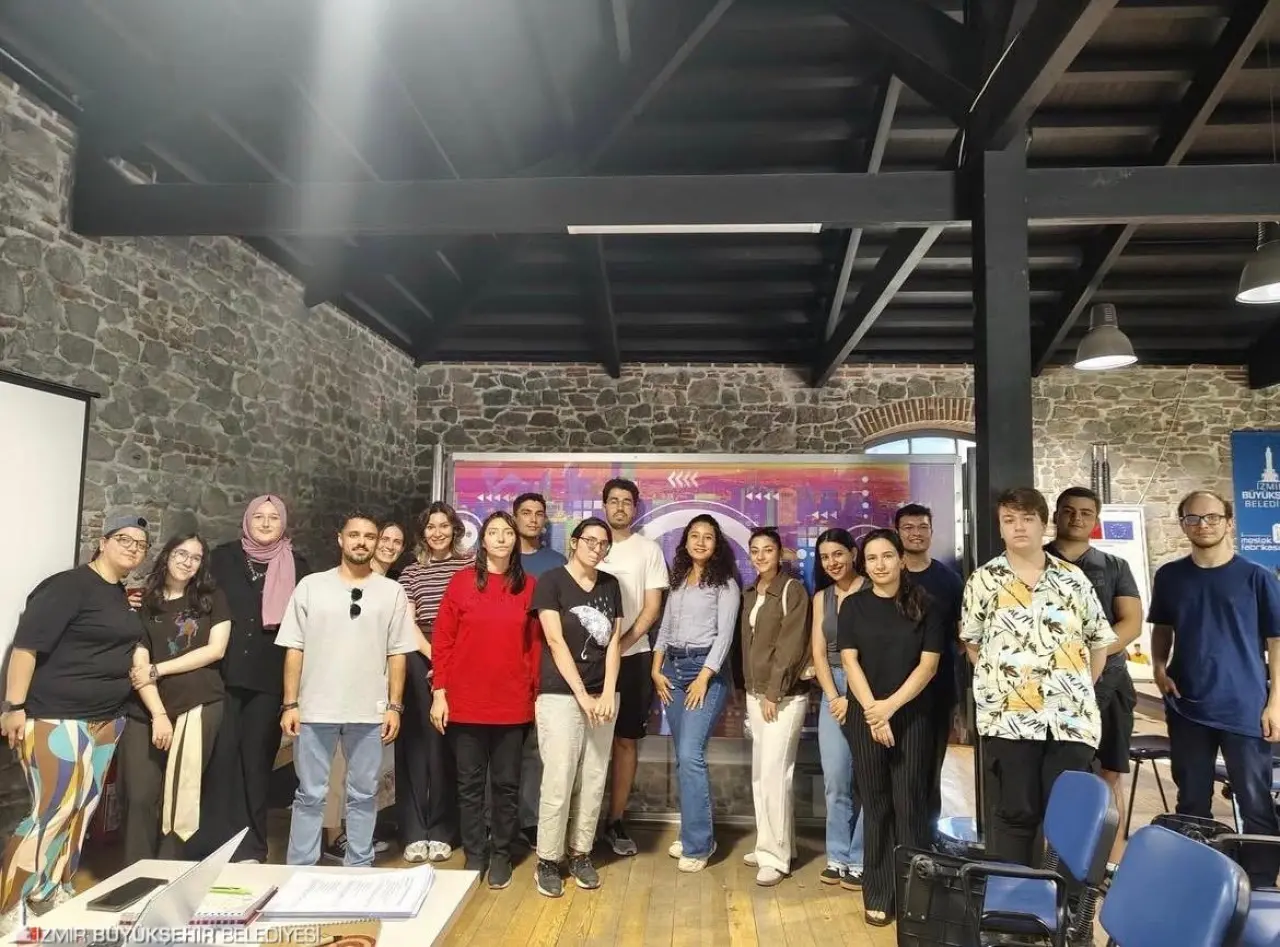 İzmir Büyükşehir Belediyesi, gençleri yapay zekânın dünyasıyla tanıştırıyor. Meslek Fabrikası'nda düzenlenen “Yapay Zekâ 101: Temel Kavramlardan Gelecek Trendlere” başlıklı eğitimle gençler, yapay zekânın temel kavramlarını, güncel uygulamalarını ve etik boyutlarını keşfetti.