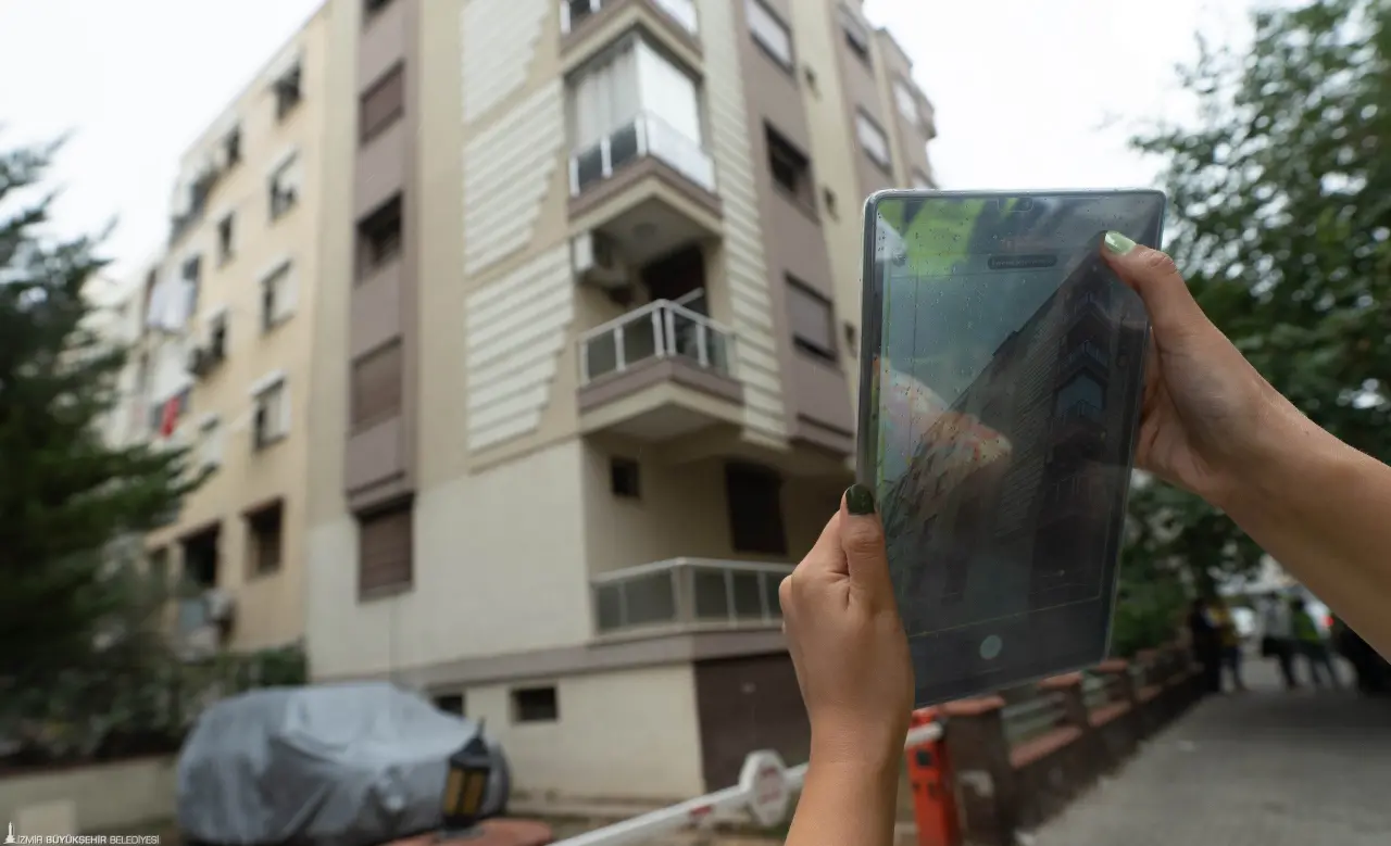 İzmir Büyükşehir Belediyesi, 30 Ekim İzmir depreminin ardından, en çok hasar alan Bornova ile Bayraklı’dan sonra Karşıyaka’da da yapı envanter çalışmalarını başlattı. İnşaat mühendislerinden oluşan uzman ekip 27 mahalledeki 22 bin 500 yapının, olası bir deprem anında vereceği tepkiyi belirlemek için ön inceleme çalışmalarını sahada yürütüyor. Detaylı analiz gerektiren binaları belirlemek için iki aşamalı olarak sürdürülen proje kapsamında elde edilecek veriler, Deprem Master Planı’na da altlık oluşturacak.