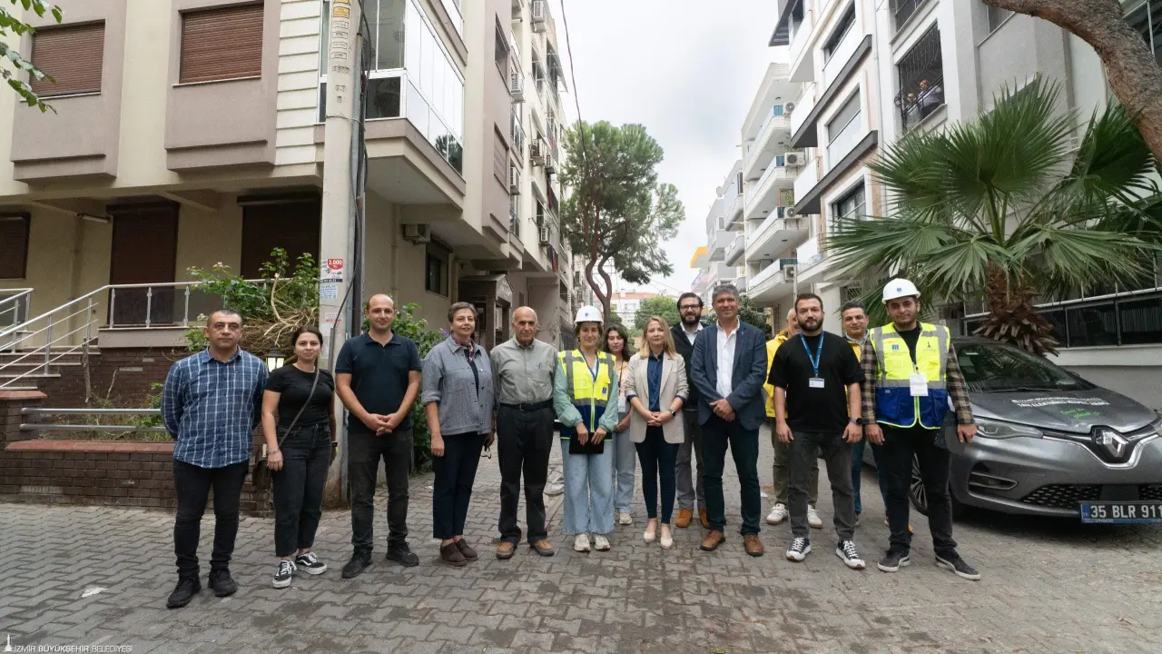 İzmir Büyükşehir Belediyesi, 30 Ekim İzmir depreminin ardından, en çok hasar alan Bornova ile Bayraklı’dan sonra Karşıyaka’da da yapı envanter çalışmalarını başlattı. İnşaat mühendislerinden oluşan uzman ekip 27 mahalledeki 22 bin 500 yapının, olası bir deprem anında vereceği tepkiyi belirlemek için ön inceleme çalışmalarını sahada yürütüyor. Detaylı analiz gerektiren binaları belirlemek için iki aşamalı olarak sürdürülen proje kapsamında elde edilecek veriler, Deprem Master Planı’na da altlık oluşturacak.