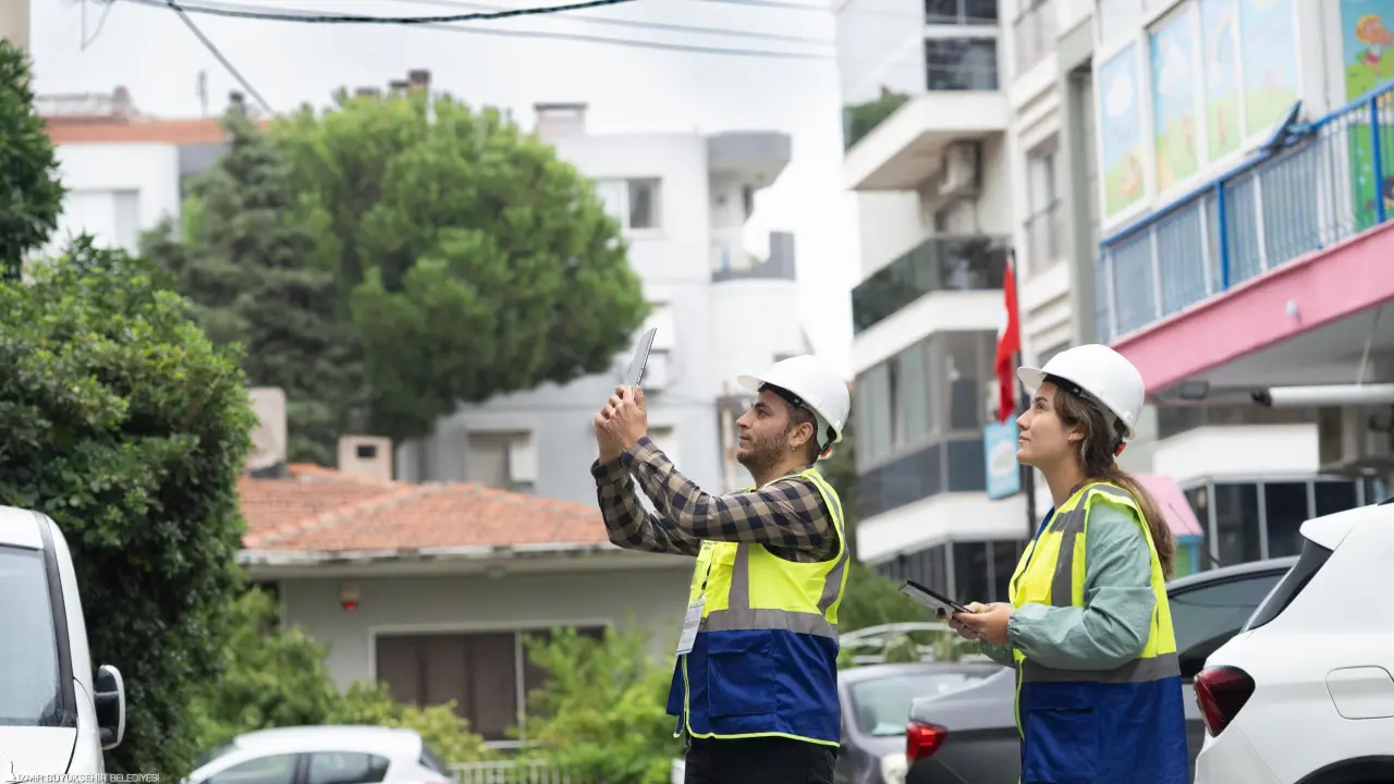 İzmir Büyükşehir Belediyesi, 30 Ekim İzmir depreminin ardından, en çok hasar alan Bornova ile Bayraklı’dan sonra Karşıyaka’da da yapı envanter çalışmalarını başlattı. İnşaat mühendislerinden oluşan uzman ekip 27 mahalledeki 22 bin 500 yapının, olası bir deprem anında vereceği tepkiyi belirlemek için ön inceleme çalışmalarını sahada yürütüyor. Detaylı analiz gerektiren binaları belirlemek için iki aşamalı olarak sürdürülen proje kapsamında elde edilecek veriler, Deprem Master Planı’na da altlık oluşturacak.