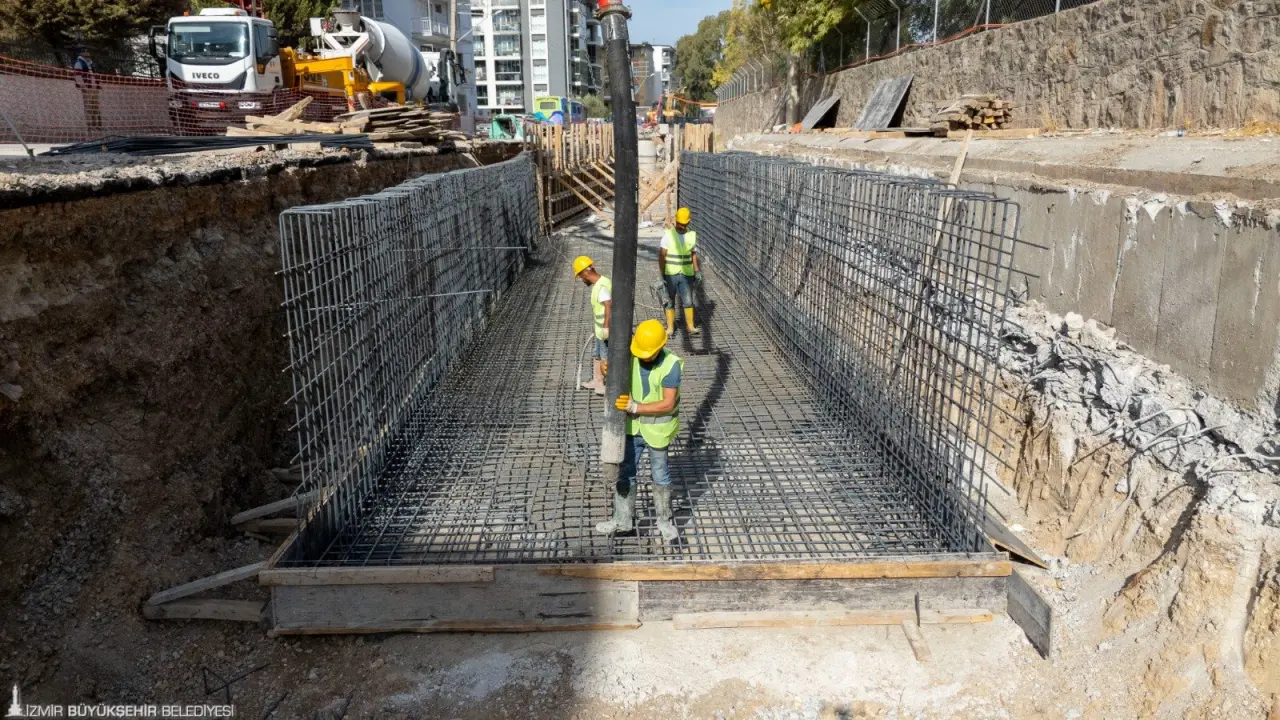 İzmir Büyükşehir Belediyesi İZSU Genel Müdürlüğü, Buca Kozağaç Deresi’nin kesitini genişleterek yoğun yağışlarda yaşanan taşkınlara son verecek. 12 milyon liralık yatırım bir ayda tamamlanacak.
