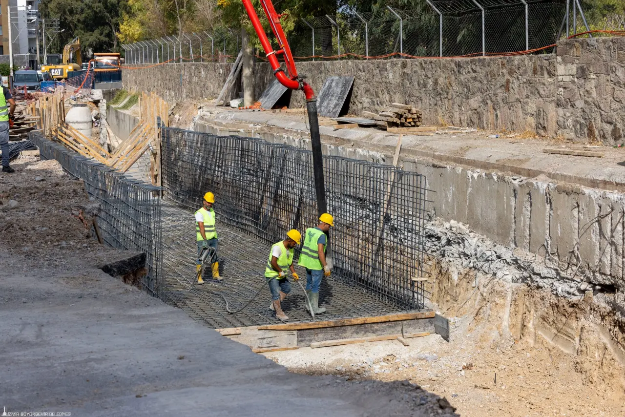 İzmir Büyükşehir Belediyesi İZSU Genel Müdürlüğü, Buca Kozağaç Deresi’nin kesitini genişleterek yoğun yağışlarda yaşanan taşkınlara son verecek. 12 milyon liralık yatırım bir ayda tamamlanacak.