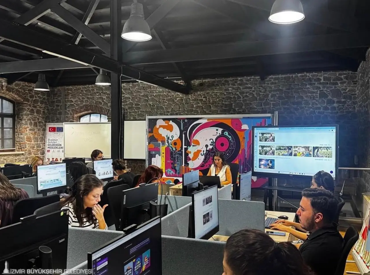İzmir Büyükşehir Belediyesi, gençlerin dijital dönüşüm süreçlerine katkı sağlamaya devam ediyor. Meslek Fabrikası tarafından verilen “Canva ile Dijital Tasarım” eğitimi tamamlandı.
