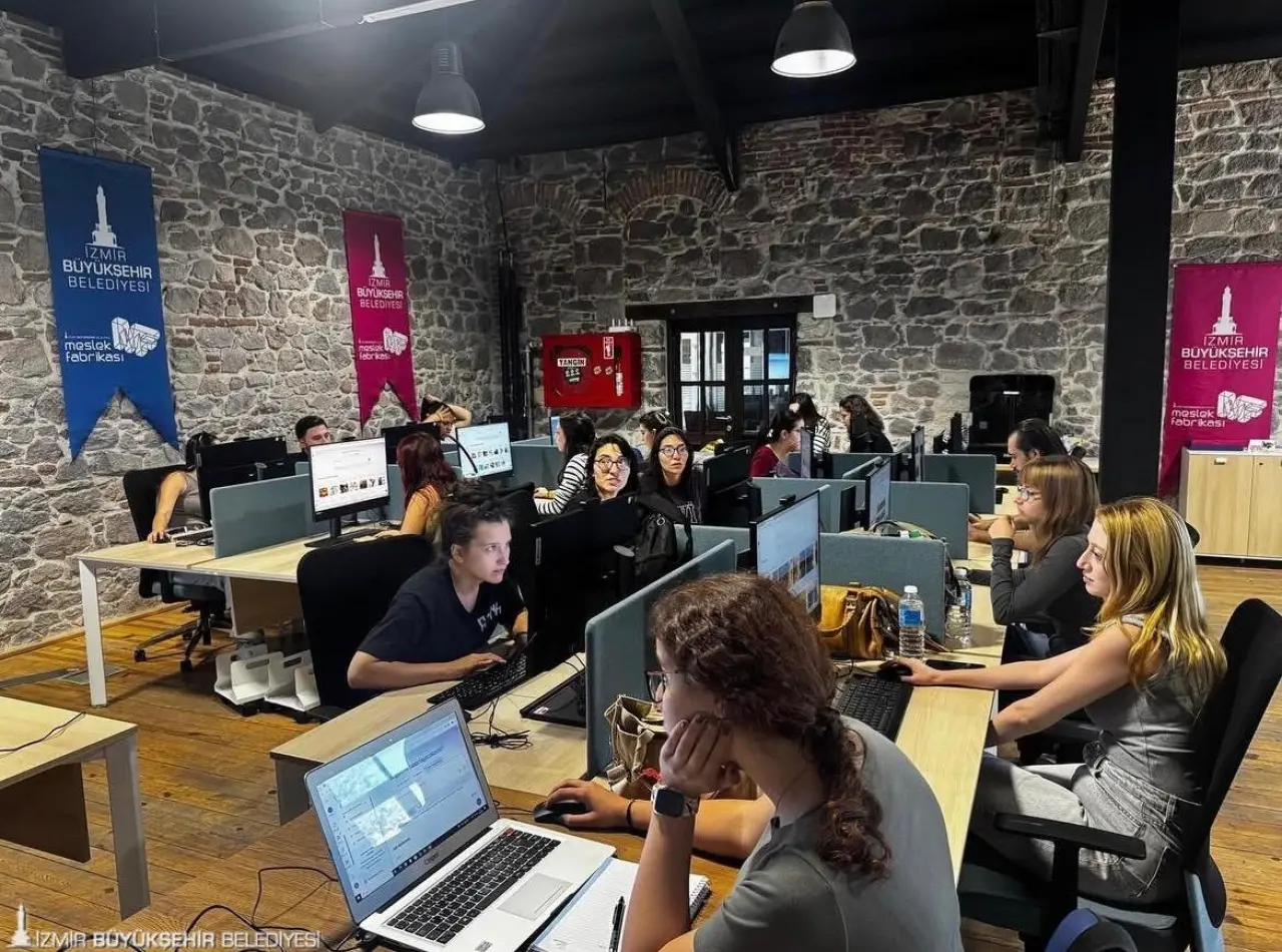 İzmir Büyükşehir Belediyesi, gençlerin dijital dönüşüm süreçlerine katkı sağlamaya devam ediyor. Meslek Fabrikası tarafından verilen “Canva ile Dijital Tasarım” eğitimi tamamlandı.