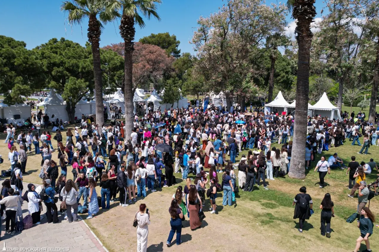 İzmir, ekim ayında iki önemli edebiyat etkinliğine ev sahipliği yapacak. İZKİTAP – 6. İzmir Kitap Fuarı ve 9. İzmir Uluslararası Edebiyat Festivali, İzmir’de edebiyat dolu günler yaşatacak. İki etkinlik, 17 Ekim 2025’te Kültürpark’ta gerçekleştirilecek ortak açılış töreni ile kapılarını edebiyatseverlere açacak.