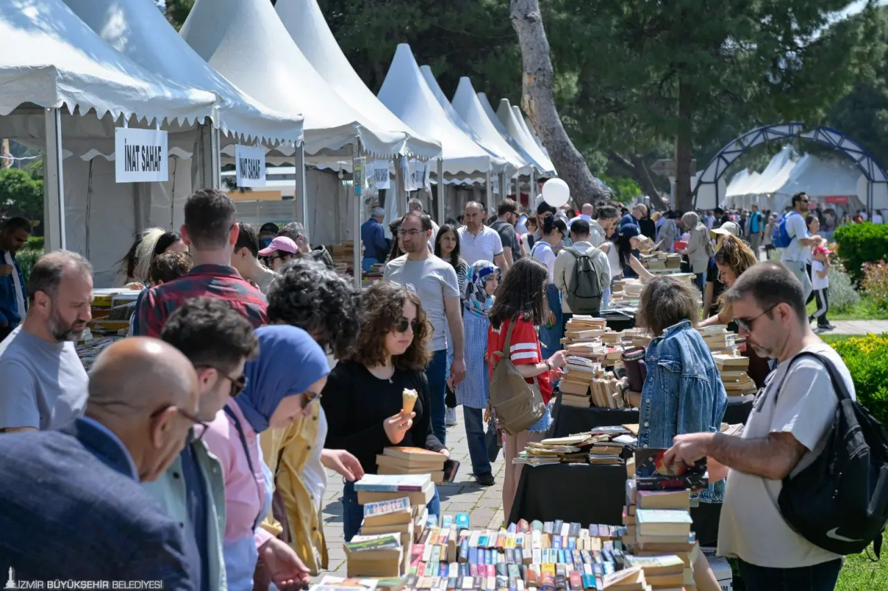 İzmir, ekim ayında iki önemli edebiyat etkinliğine ev sahipliği yapacak. İZKİTAP – 6. İzmir Kitap Fuarı ve 9. İzmir Uluslararası Edebiyat Festivali, İzmir’de edebiyat dolu günler yaşatacak. İki etkinlik, 17 Ekim 2025’te Kültürpark’ta gerçekleştirilecek ortak açılış töreni ile kapılarını edebiyatseverlere açacak.