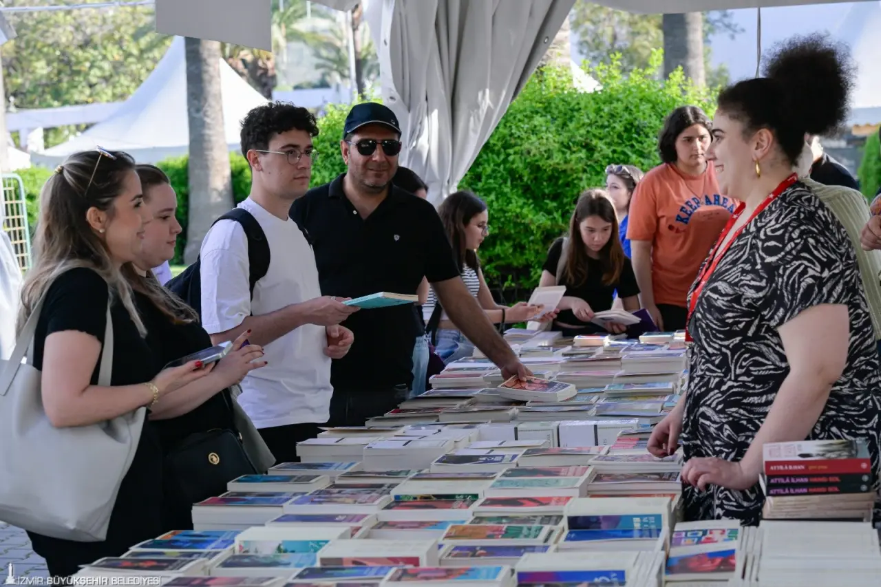 İzmir, ekim ayında iki önemli edebiyat etkinliğine ev sahipliği yapacak. İZKİTAP – 6. İzmir Kitap Fuarı ve 9. İzmir Uluslararası Edebiyat Festivali, İzmir’de edebiyat dolu günler yaşatacak. İki etkinlik, 17 Ekim 2025’te Kültürpark’ta gerçekleştirilecek ortak açılış töreni ile kapılarını edebiyatseverlere açacak.