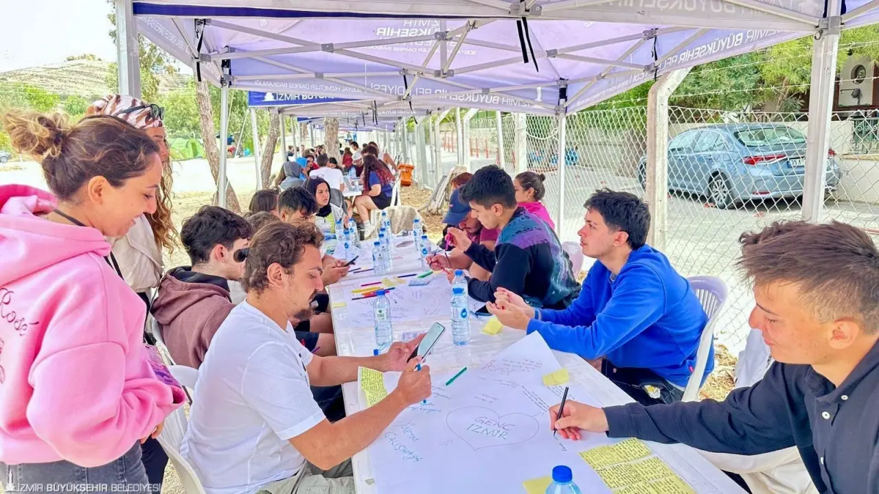 İzmir Büyükşehir Belediyesi ve Foça Belediyesi iş birliğiyle Kumburnu Plajı’nda düzenlenen gençlik kampı tamamlandı. “Gençlik ve Gençlik Hakları” temasıyla 3 gün süren etkinliğe gençler ücret ödemeden katıldı.