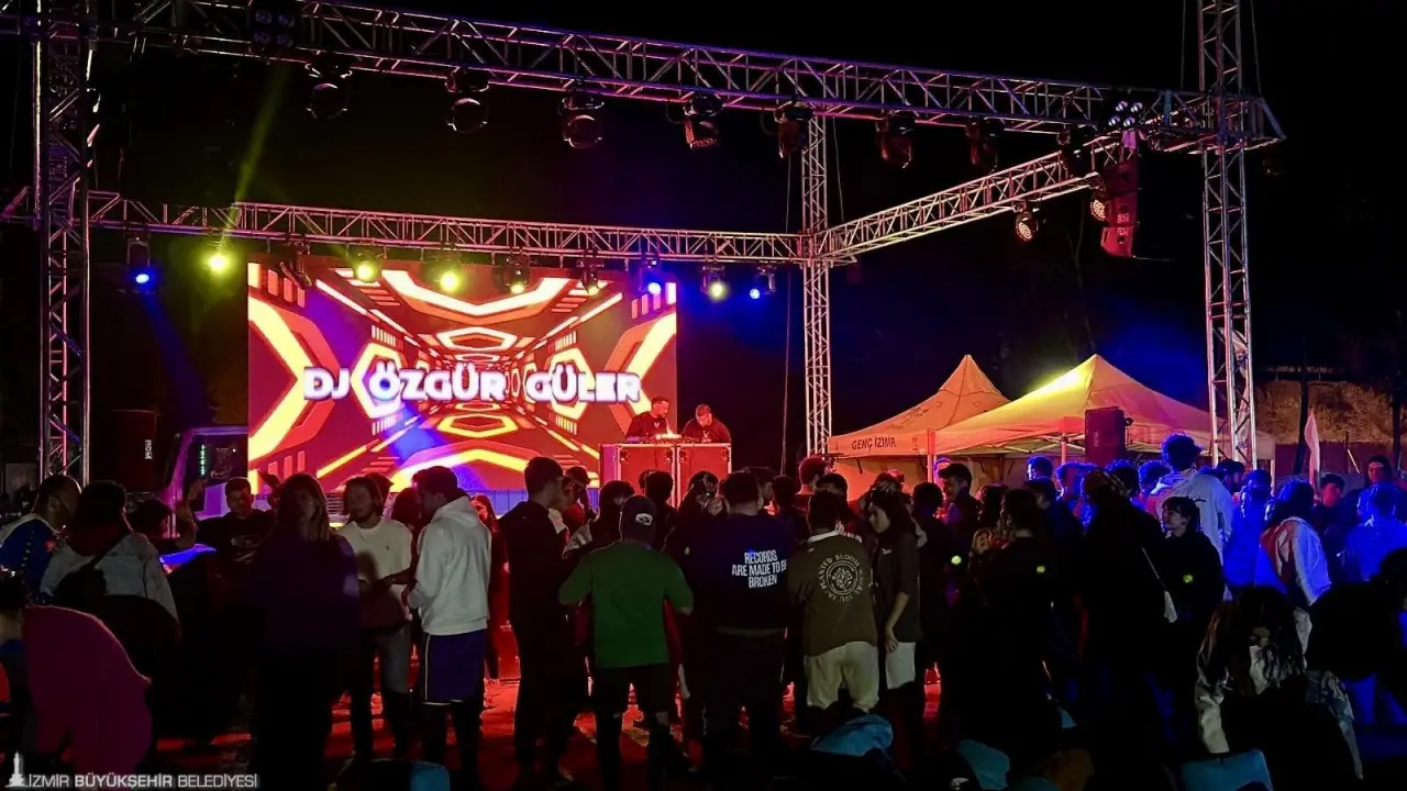 İzmir Büyükşehir Belediyesi ve Foça Belediyesi iş birliğiyle Kumburnu Plajı’nda düzenlenen gençlik kampı tamamlandı. “Gençlik ve Gençlik Hakları” temasıyla 3 gün süren etkinliğe gençler ücret ödemeden katıldı.