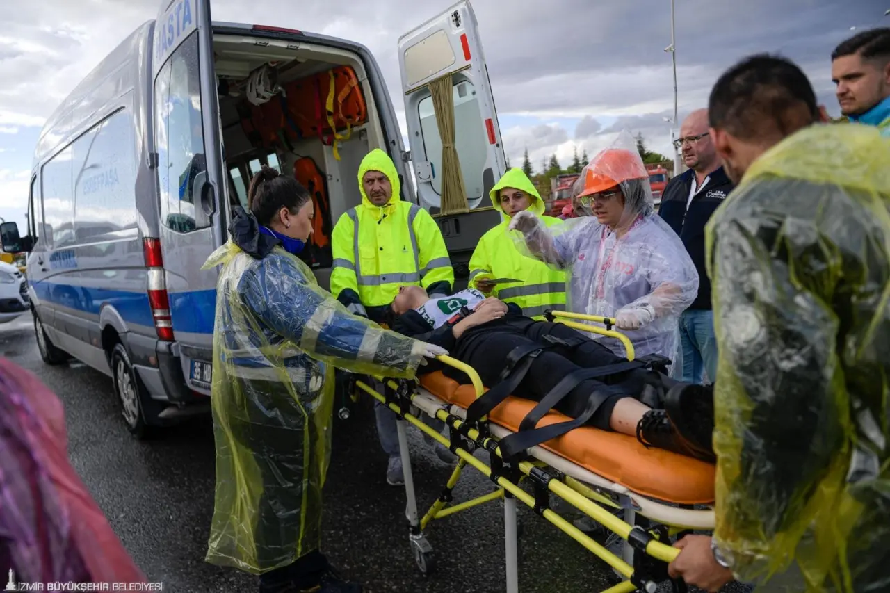 İzmir Büyükşehir Belediyesi Eşrefpaşa Hastanesi ile Türkiye Acil Tıp Derneği, çoğu 6 Şubat Kahramanmaraş depremlerinde sahada görev yapan 20 kentten 60 acil tıp uzmanı ve 13 eğitmeni İzmir’de buluşturdu. Olası bir afette daha donanımlı olmak ve daha fazla can kurtarmak için düzenlenen yangın ve deprem tatbikatına katılan sağlık emekçileri zorlu hava şartlarına rağmen tatbikatı tamamladı. Katılımcıların büyük bir titizlikle gerçekleştirdiği tatbikat, gerçeğe yakın müdahale anlarıyla izleyenleri şaşkına çevirdi.