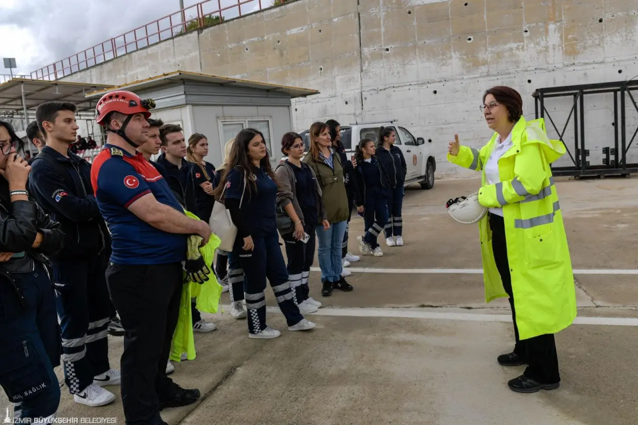 İzmir Büyükşehir Belediyesi Eşrefpaşa Hastanesi ile Türkiye Acil Tıp Derneği, çoğu 6 Şubat Kahramanmaraş depremlerinde sahada görev yapan 20 kentten 60 acil tıp uzmanı ve 13 eğitmeni İzmir’de buluşturdu. Olası bir afette daha donanımlı olmak ve daha fazla can kurtarmak için düzenlenen yangın ve deprem tatbikatına katılan sağlık emekçileri zorlu hava şartlarına rağmen tatbikatı tamamladı. Katılımcıların büyük bir titizlikle gerçekleştirdiği tatbikat, gerçeğe yakın müdahale anlarıyla izleyenleri şaşkına çevirdi.