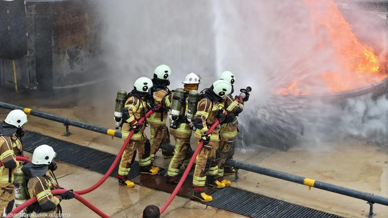 İzmir Büyükşehir Belediyesi Eşrefpaşa Hastanesi ile Türkiye Acil Tıp Derneği, çoğu 6 Şubat Kahramanmaraş depremlerinde sahada görev yapan 20 kentten 60 acil tıp uzmanı ve 13 eğitmeni İzmir’de buluşturdu. Olası bir afette daha donanımlı olmak ve daha fazla can kurtarmak için düzenlenen yangın ve deprem tatbikatına katılan sağlık emekçileri zorlu hava şartlarına rağmen tatbikatı tamamladı. Katılımcıların büyük bir titizlikle gerçekleştirdiği tatbikat, gerçeğe yakın müdahale anlarıyla izleyenleri şaşkına çevirdi.