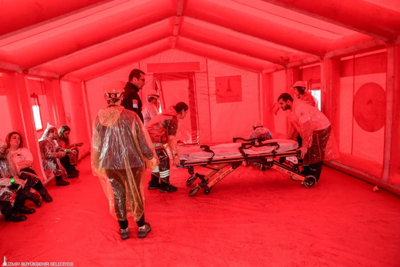 İzmir Büyükşehir Belediyesi Eşrefpaşa Hastanesi ile Türkiye Acil Tıp Derneği, çoğu 6 Şubat Kahramanmaraş depremlerinde sahada görev yapan 20 kentten 60 acil tıp uzmanı ve 13 eğitmeni İzmir’de buluşturdu. Olası bir afette daha donanımlı olmak ve daha fazla can kurtarmak için düzenlenen yangın ve deprem tatbikatına katılan sağlık emekçileri zorlu hava şartlarına rağmen tatbikatı tamamladı. Katılımcıların büyük bir titizlikle gerçekleştirdiği tatbikat, gerçeğe yakın müdahale anlarıyla izleyenleri şaşkına çevirdi.