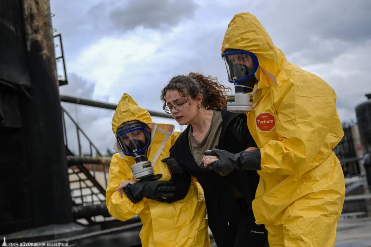 İzmir Büyükşehir Belediyesi Eşrefpaşa Hastanesi ile Türkiye Acil Tıp Derneği, çoğu 6 Şubat Kahramanmaraş depremlerinde sahada görev yapan 20 kentten 60 acil tıp uzmanı ve 13 eğitmeni İzmir’de buluşturdu. Olası bir afette daha donanımlı olmak ve daha fazla can kurtarmak için düzenlenen yangın ve deprem tatbikatına katılan sağlık emekçileri zorlu hava şartlarına rağmen tatbikatı tamamladı. Katılımcıların büyük bir titizlikle gerçekleştirdiği tatbikat, gerçeğe yakın müdahale anlarıyla izleyenleri şaşkına çevirdi.