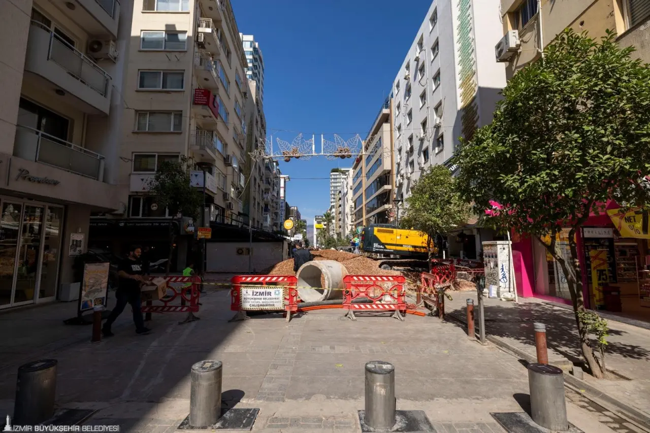 İZSU Genel Müdürlüğü Alsancak, Kültür ve Mimar Sinan mahallelerinde uzun yıllardır yaşanan taşkın ve koku sorununa neşter vuruyor. 250 milyon liralık yatırımla 1 kilometre atık su, 6 kilometre yağmur suyu hattı ve 5 terfi merkezini kapsayan çalışmalar 2026 yılı mart ayında tamamlanacak. 