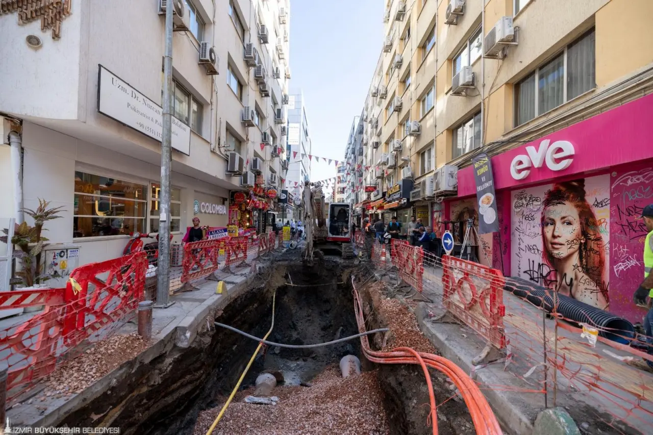 İZSU Genel Müdürlüğü Alsancak, Kültür ve Mimar Sinan mahallelerinde uzun yıllardır yaşanan taşkın ve koku sorununa neşter vuruyor. 250 milyon liralık yatırımla 1 kilometre atık su, 6 kilometre yağmur suyu hattı ve 5 terfi merkezini kapsayan çalışmalar 2026 yılı mart ayında tamamlanacak. 
